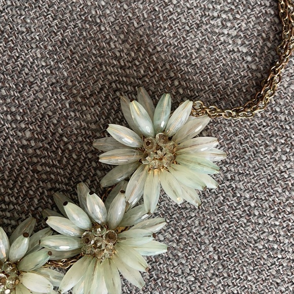 Francesca’s Collections Flower Necklace - Picture 3 of 4